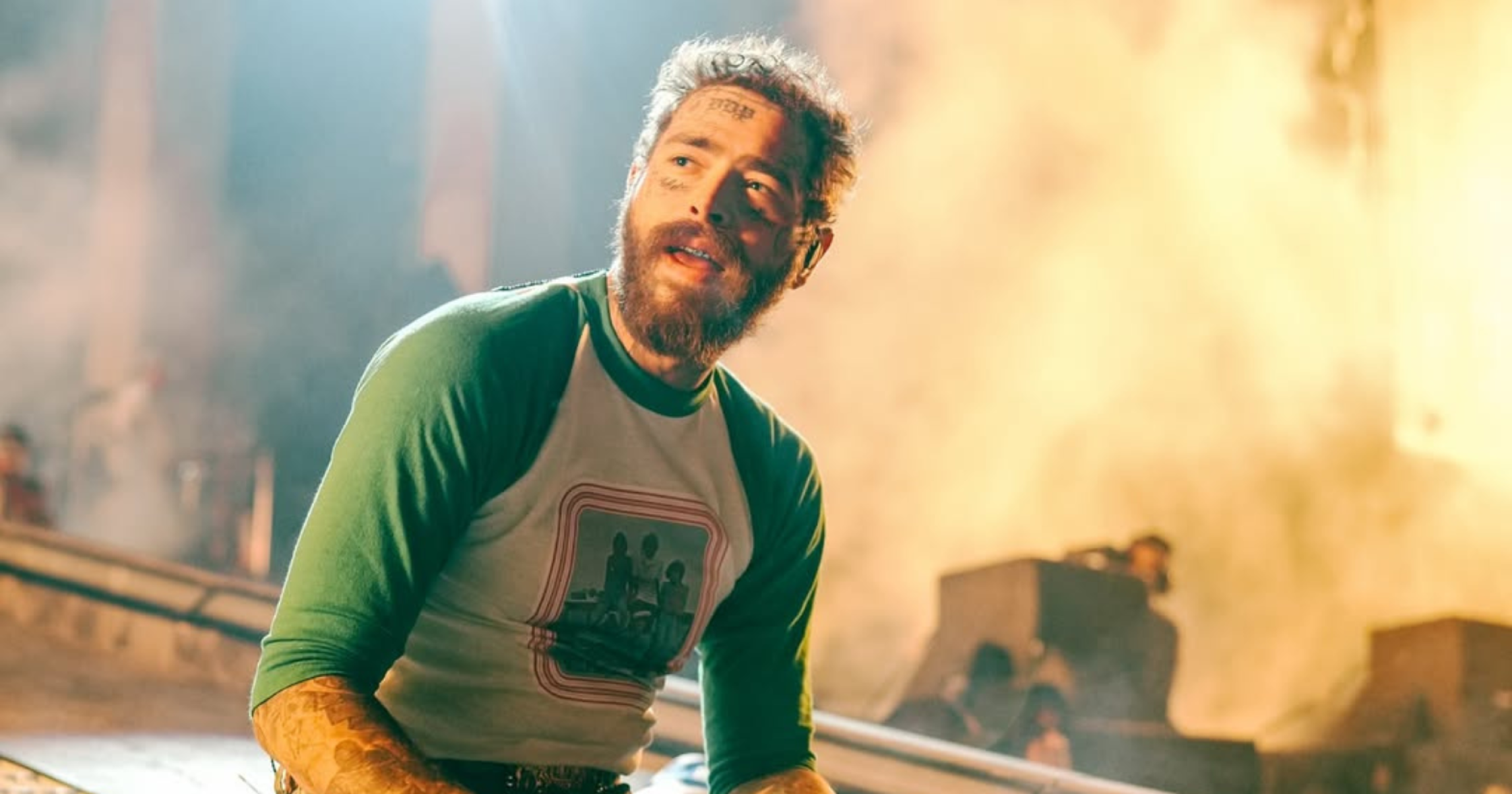 Post Malone cai do palco ao brindar fã durante show nos EUA