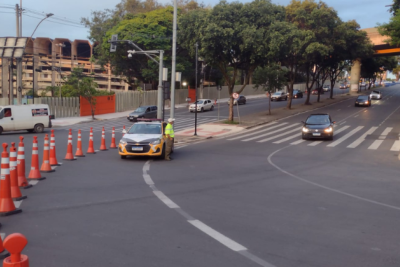 Faixas de tecido serÃ£o instaladas para orientaÃ§Ã£o dos motoristas e pedestres quanto Ã  circulaÃ§Ã£o, locais de proibiÃ§Ã£o de estacionamento, pontos de tÃ¡xi, ÃŽnibus fretados -  (crédito: PBH / DivulgaÃ§Ã£o)