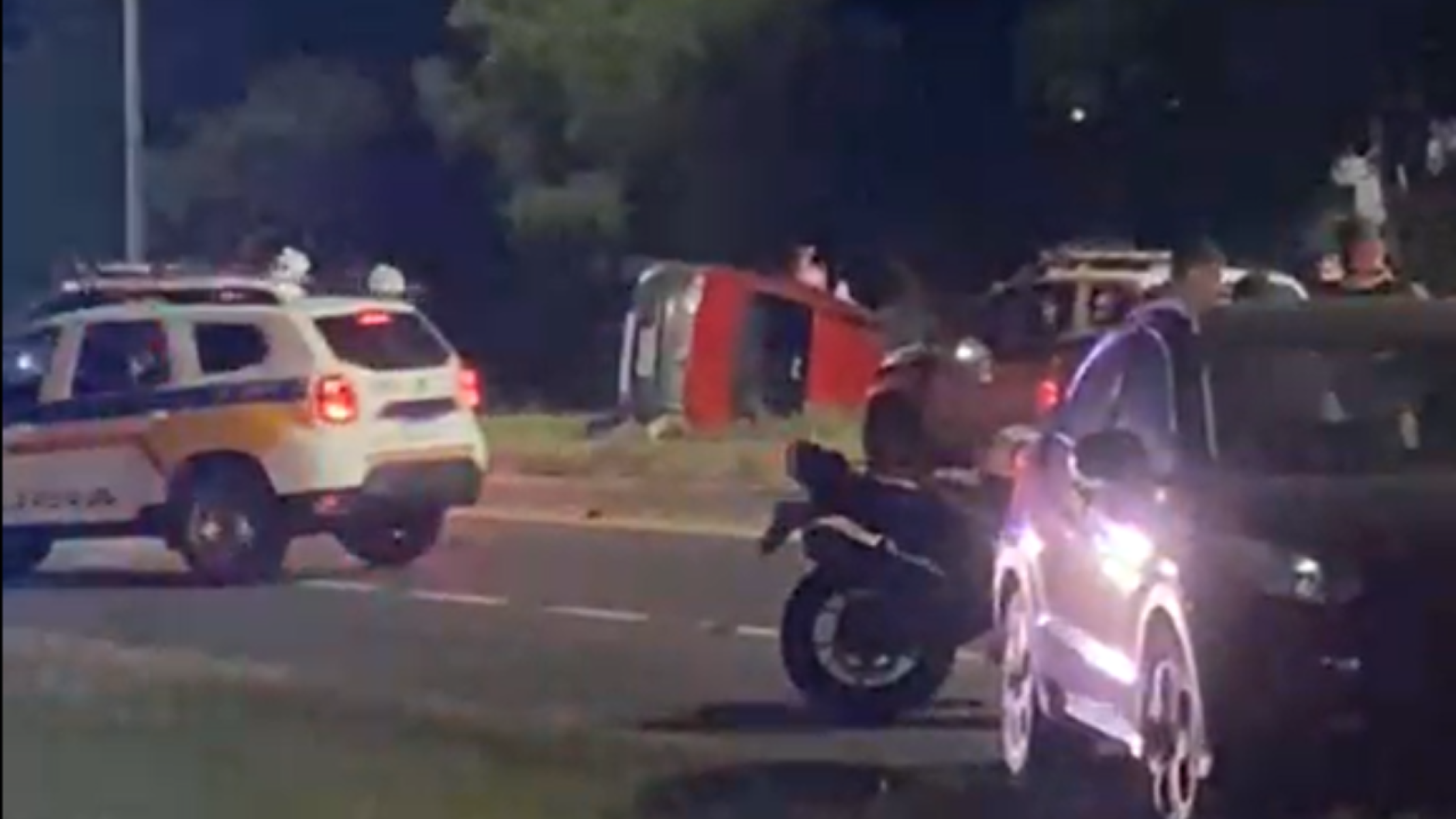 Homem foge da PM, bate em carros e causa capotamento - DivulgaÃ§Ã£o/PMMG
