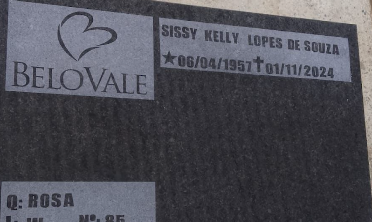Lápide atualizada com o nome Sissy Kelly, em 4 de julho, após pedido da deputada Duda Salabert.