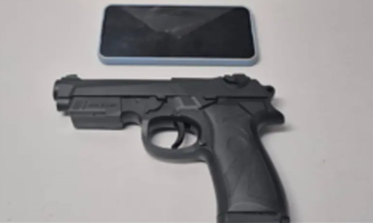 A arma e o aparelho celular foram apreendidos e os suspeitos presos  -  (crédito: PMMG/Divulgação )