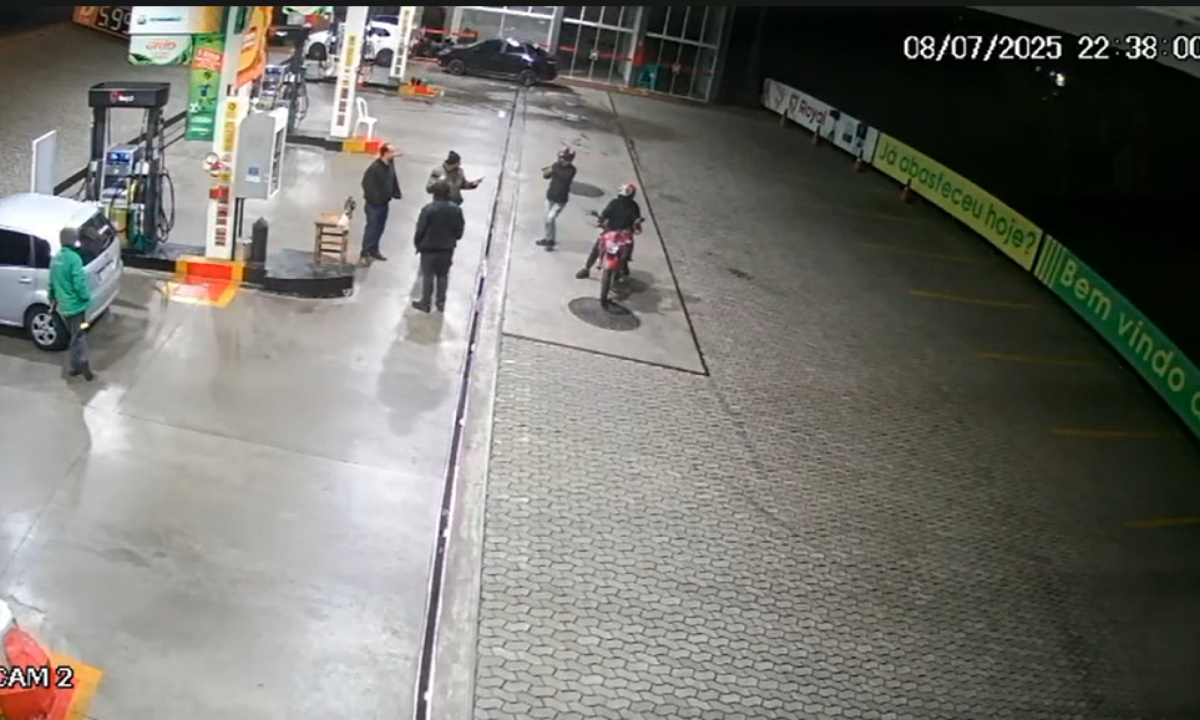 V&iacute;deo: Posto de combust&iacute;vel &eacute; assaltado em Juiz de Fora; PM prende suspeito -  (crédito: Divulga&ccedil;&atilde;o / PMMG)