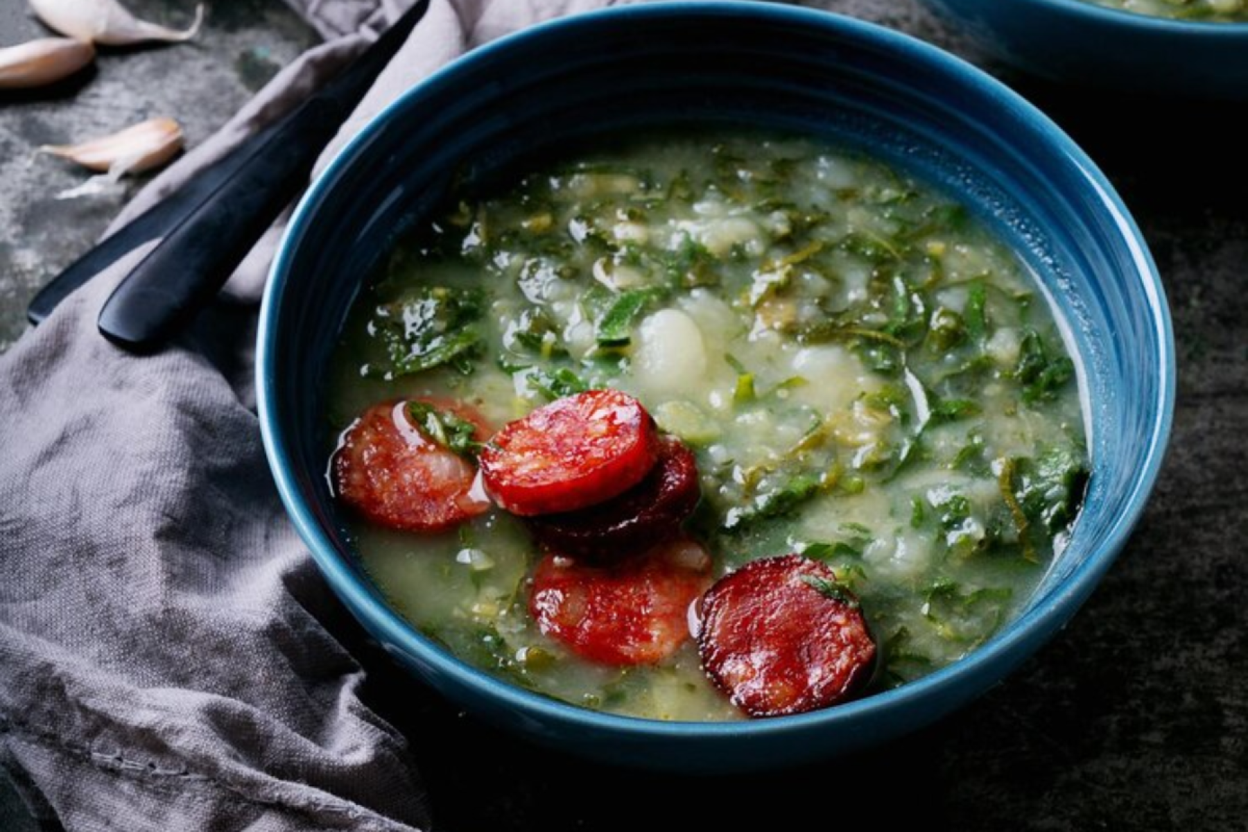 Caldo verde: com linguiça defumada e batata, o caldo verde é reconfortante e cheio de sabor.-Freepik
