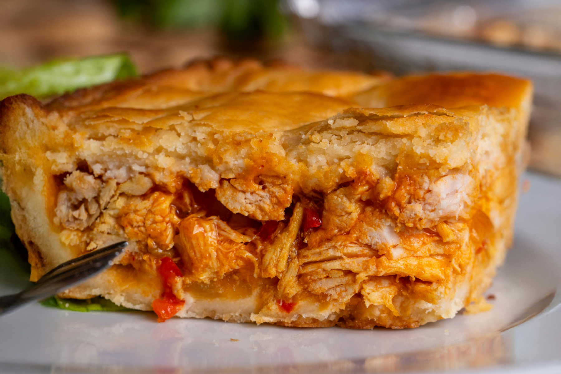 Torta de frango cremosa: casquinha crocante por fora e recheio cremoso por dentro: um clássico reconfortante.-Freepik