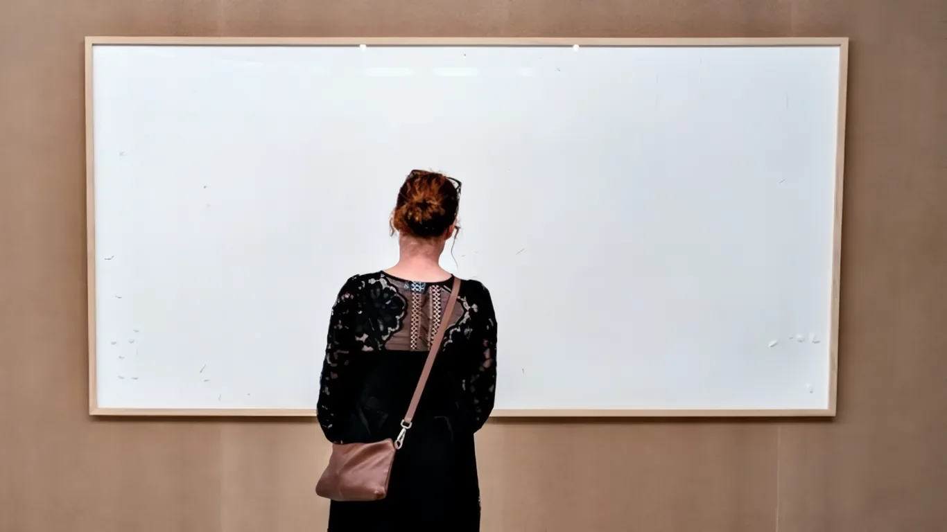 Desde o surgimento de obras conceituais, um debate rumoroso tomou conta entre os críticos e intelectuais sobre a definição de arte. Na Dinamarca, porém, Jens Haaning recebeu 76 mil euros do Museu Kunsten de Arte Moderna de Aalborg para expor suas obras, porém ao enviar duas telas em branco viu o local pedir indenização. -  (crédito: Reprodução Xataka)