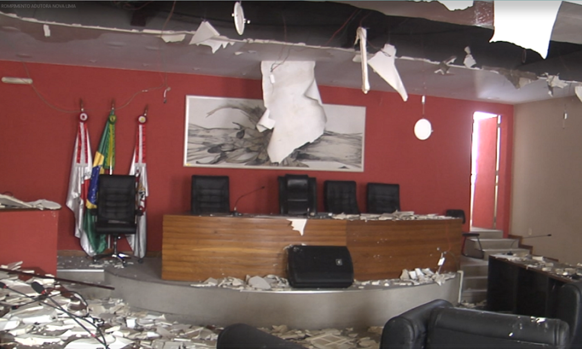 Imagens feitas dentro da sede do legislativo municipal mostram que equipamentos eletrônicos, como microfones, computadores e móveis foram danificados pela água -  (crédito: TV ALTEROSA / Reprodução)