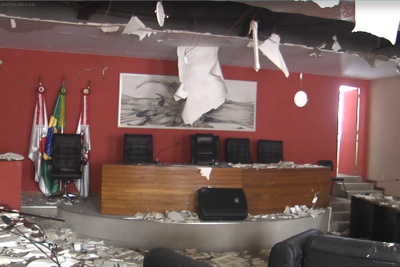 Imagens feitas dentro da sede do legislativo municipal mostram que equipamentos eletrônicos, como microfones, computadores e móveis foram danificados pela água -  (crédito: TV ALTEROSA / Reprodução)