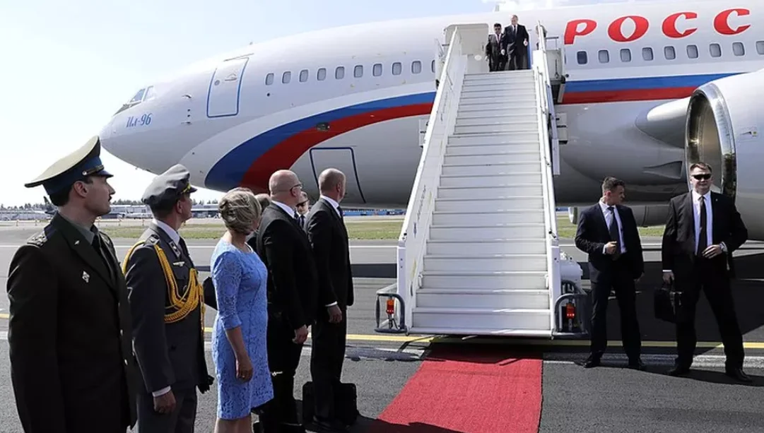Em plena guerra da Rússia contra a Ucrânia, uma curiosidade é saber como funciona o avião que transporta o presidente russo Vladimir Putin. O avião é superequipado de modo que Putin possa estar a quilômetros de altitude com poder de destruição nas mãos e uma superproteção.  -  (crédito: Divulgação Kremlin)