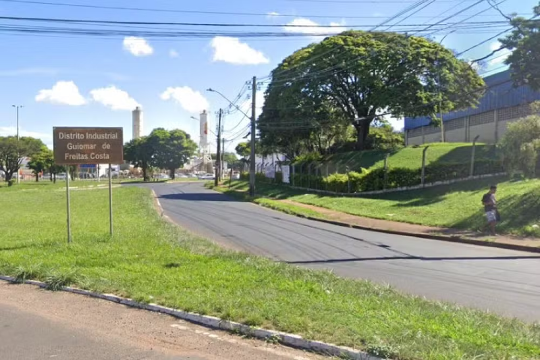 Ladrões invadem empresa e roubam 7,5 tonaledas de bobinas -  (crédito: ReproduÃ§Ã£o/Google Street View)