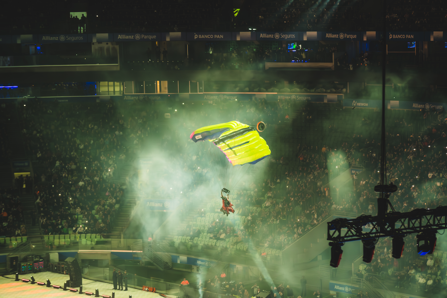 Flávio Jordão realiza pouso de wingsuit dentro do Allianz Parque - DINO