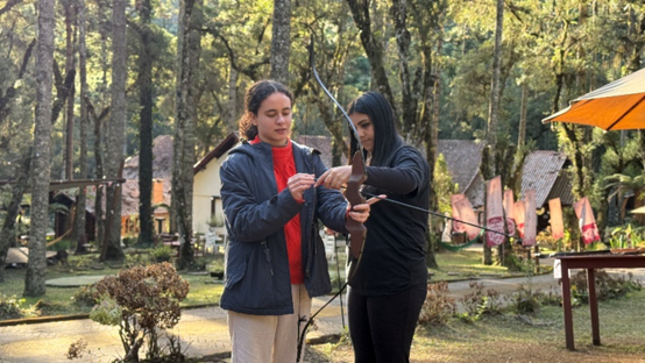 Prática do arco e flecha, feita de forma monitorada, é um dos atrativos para as crianças curtirem no VillaLeta -VillaLeta/Divulgação