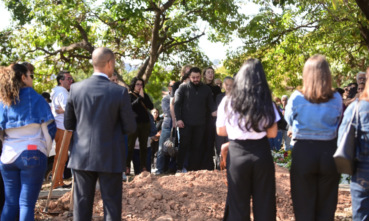 Imagens mostram Matteos durante o enterro da mãe. Três dias depois, ele foi preso como principal suspeito e confessou a autoria do assassinato-Leandro Couri/EM/DA.Press