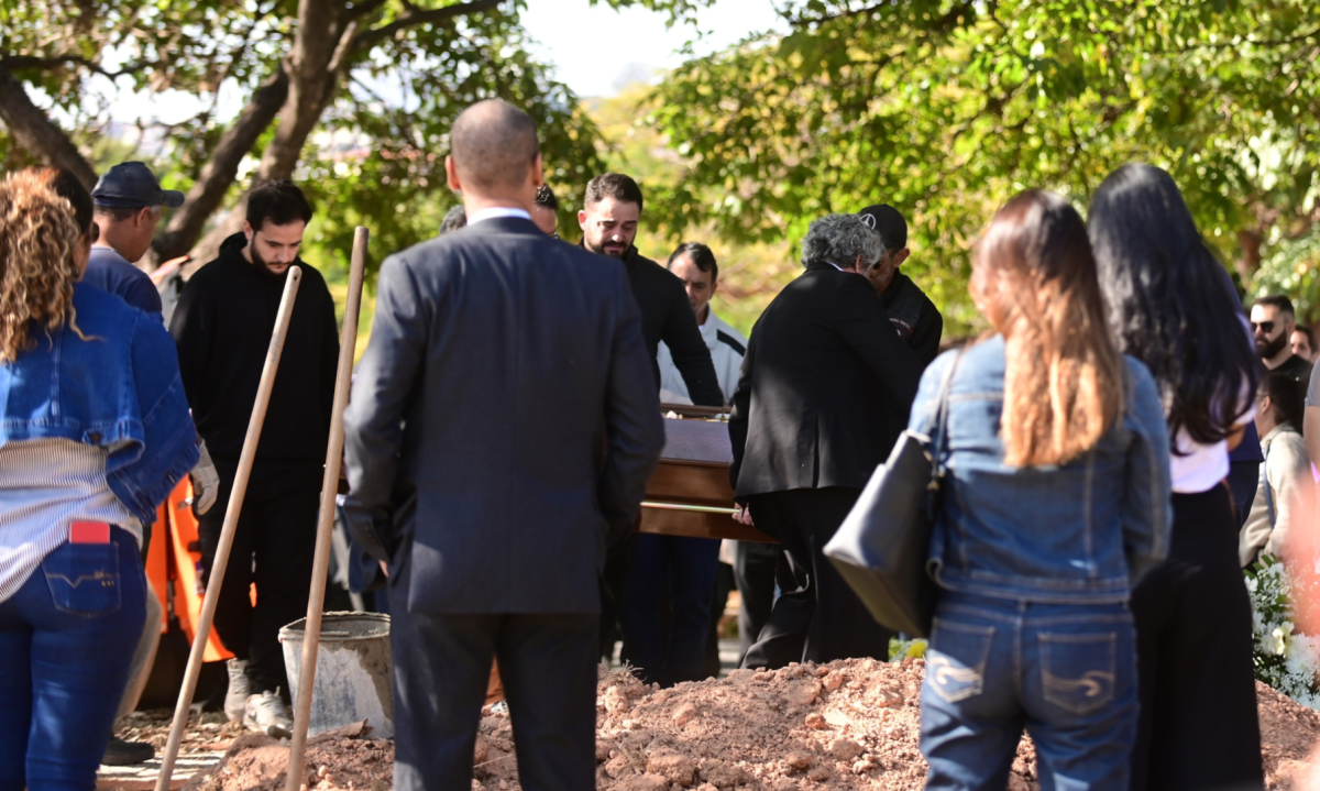Imagens mostram Matteos durante o enterro da mãe. Três dias depois, ele foi preso como principal suspeito e confessou a autoria do assassinato-Leandro Couri/EM/DA.Press