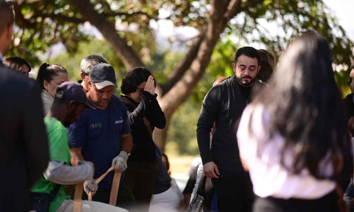 Imagens mostram Matteos durante o enterro da mãe. Três dias depois, ele foi preso como principal suspeito e confessou a autoria do assassinato-Leandro Couri/EM/DA.Press