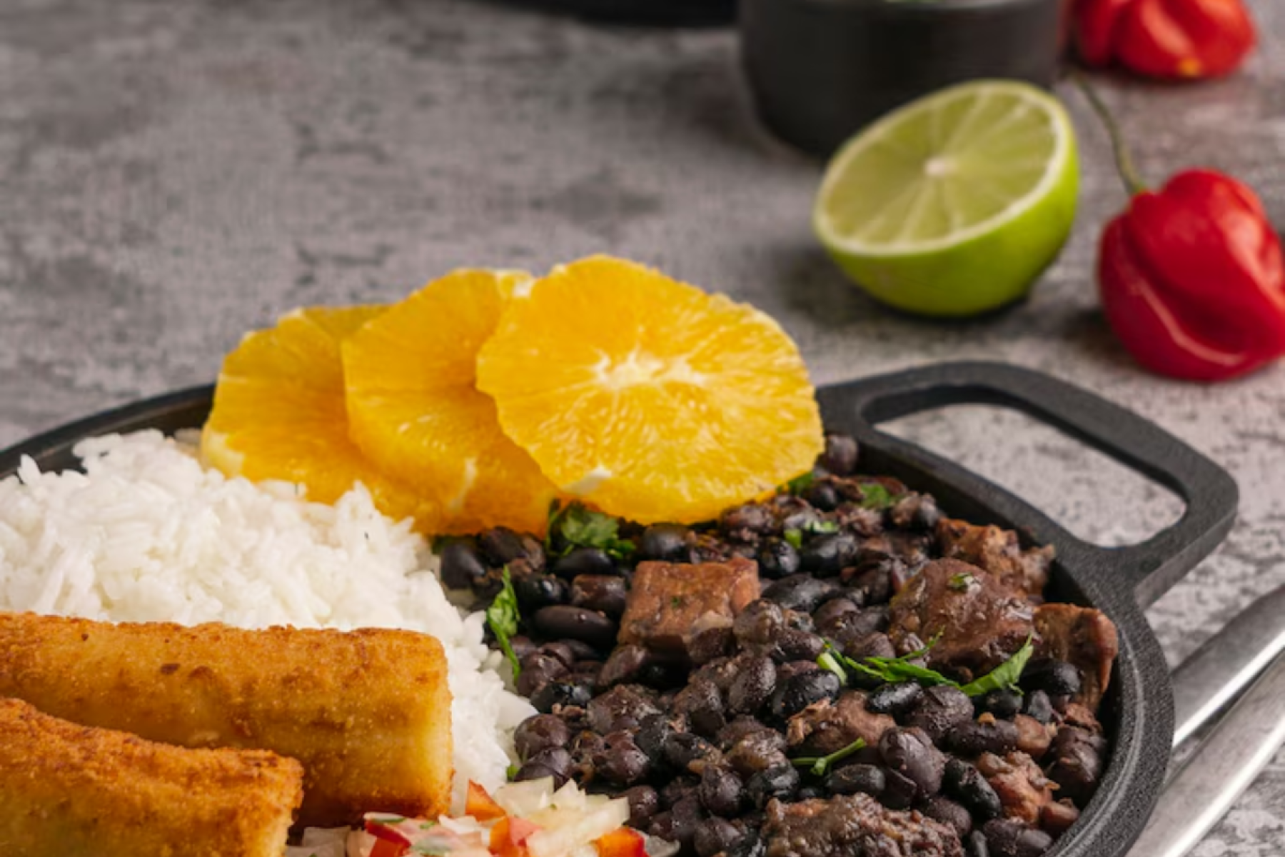 Feijoada fumegante servida com arroz e couve: exemplo brasileiro de prato com alto teor de umami e memória afetiva