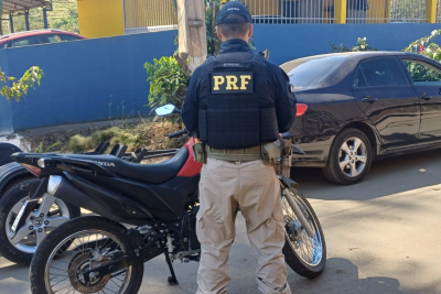 Suspeito afirmou que teria comprado motocicleta adulterada há um mês, mas verdadeiro proprietário confirmou que veículo estava em sua garagem -  (crédito: PRF / Divulgação)