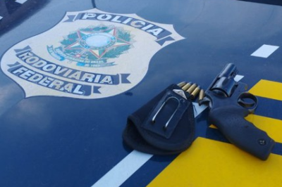 Homem foi preso em flagrante por porte ilegal de arma de fogo e condução de veículo automotor sob influência de álcool -  (crédito: PRF/Divulgação)