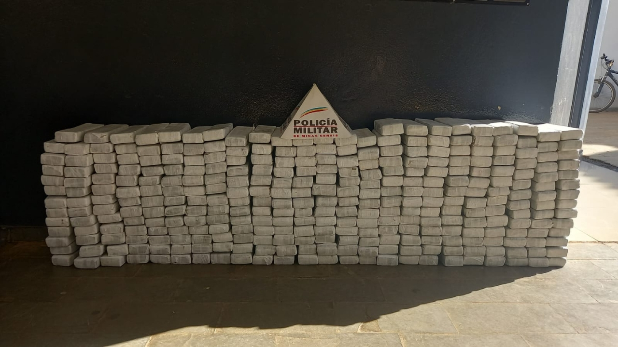 Polícia Militar prende homem com 320 barras de maconha em Patos de Minas - Divulga&ccedil;&atilde;o/PMMG