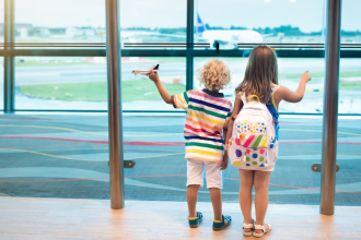 Dicas para uma viagem tranquila com crianças no aeroporto