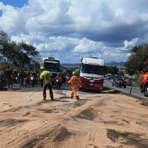 BH: acidente provoca derramamento de óleo no Anel Rodoviário - CBMMG / Divulgação