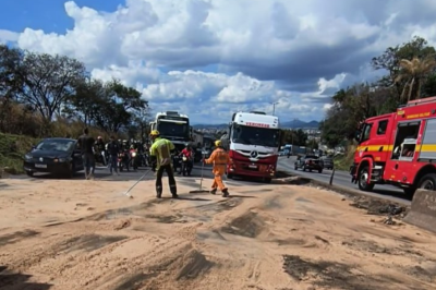 Pista do Anel Rodoviário, sentido Rio de Janeiro, antes do Viaduto São Francisco, ficou 40 minutos interditada após acidente -  (crédito: CBMMG / Divulgação)