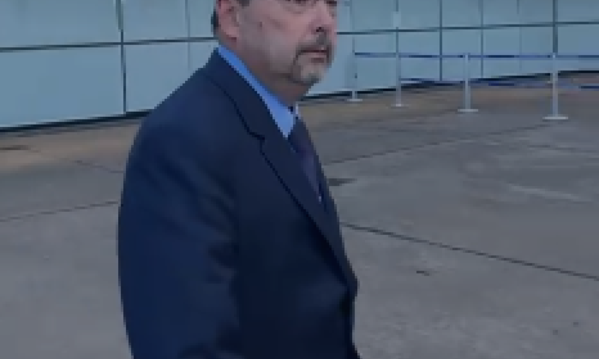Carlos Vilardi conversou brevemente com a imprensa ao chegar no STF para o julgamento de Bolsonaro 