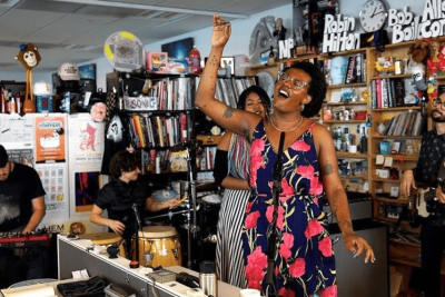 A cantora Liniker participou do projeto Tiny Desk em 2018 com sua antiga banda, Os Caramelows -  (crédito: NPR/ Reprodução)
