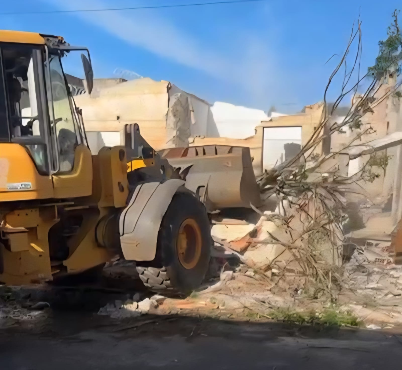 Casa conhecida como "fortaleza do tráfico" é demolida por ordem judicial - DivulgaÃ§Ã£o/PMMG