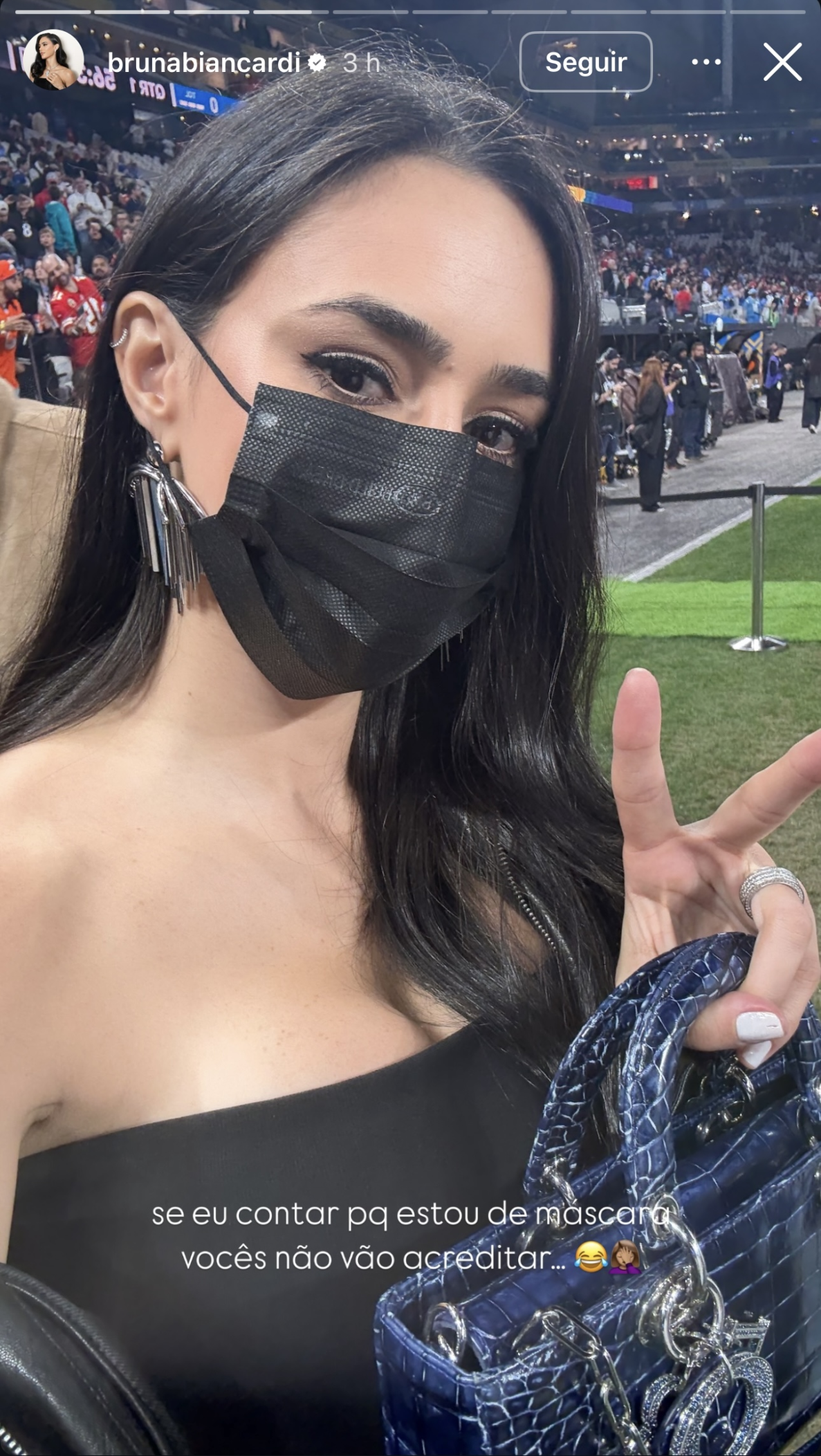 Esposa de Neymar Jr usou mascara no jogo da NFL, em São Paulo