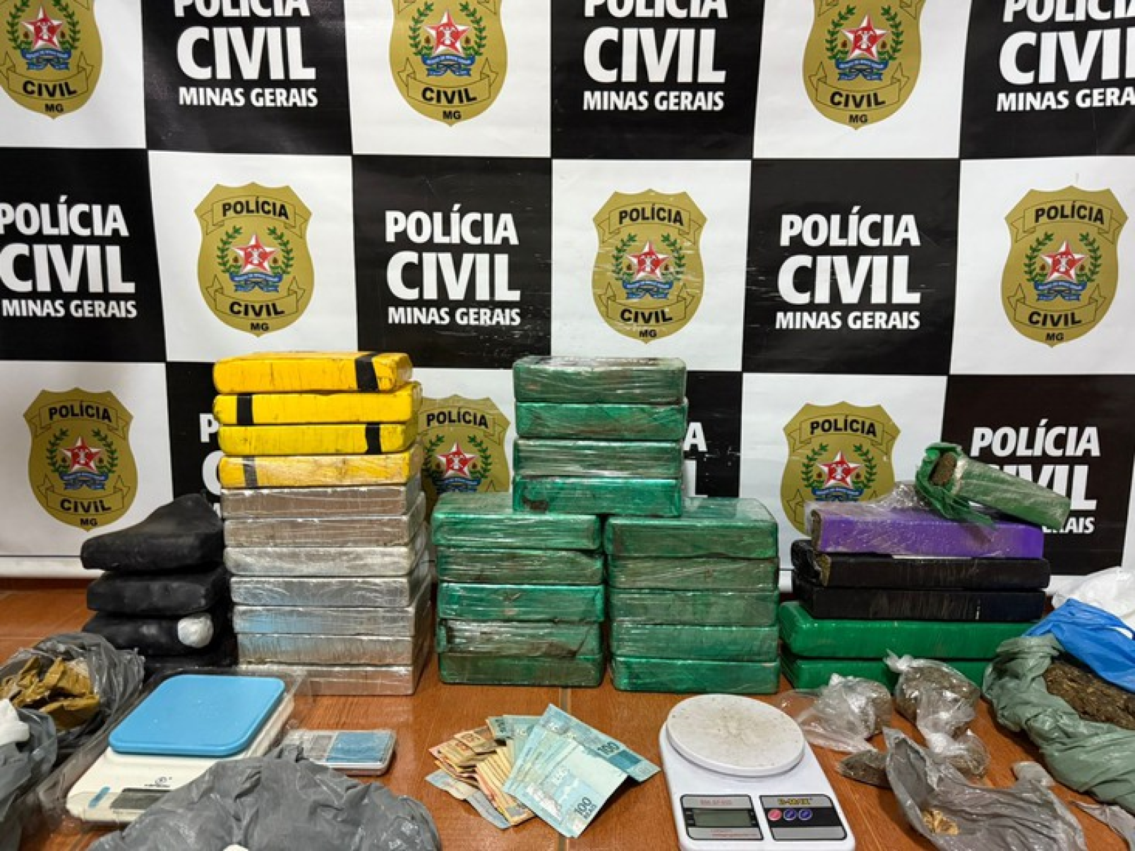 Polícia prende 4 pessoas e apreende drogas avaliadas em R$1 milhão - DivulgaÃ§Ã£o/PCMG