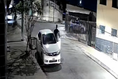 Atropelamento aconteceu na Rua Barcelona, no Bairro Santa Cruz, em Contagem -  (crédito: Câmera de segurança/Reprodução)