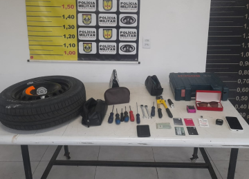 Perseguição: Depois de fugir da PM, homem é detido com crachá do TJMG -  (crédito: Divulgação/PMMG)