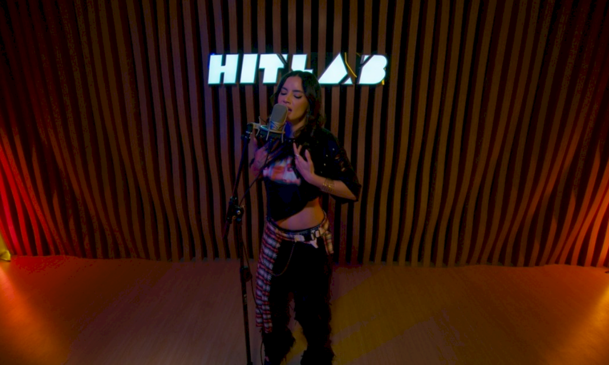 Júlia Rezende revisita a faixa 'Invenção' na Hit Sessions -  (crédito: Jope Ferreira)