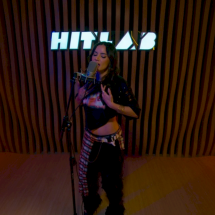 Júlia Rezende revisita a faixa 'Invenção' na Hit Sessions