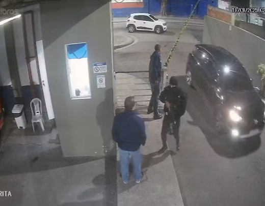 Criminosos renderam um segurança e invadiram o hospital -  (crédito: Reprodução/ TV Globo)