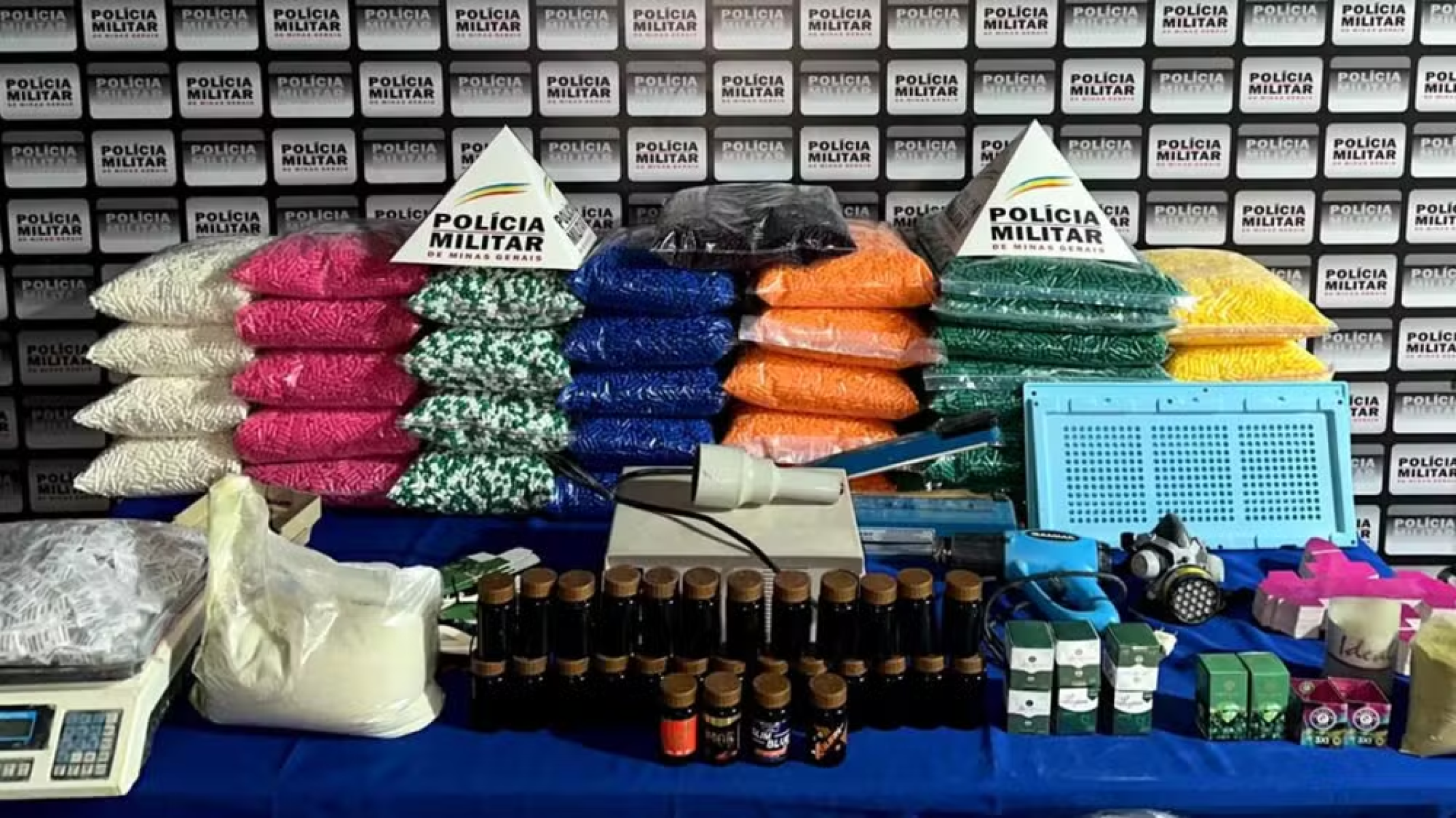 Fábrica clandestina de emagrecedores é fechada e dois são presos