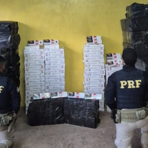 Homem é preso ao levar 25 mil maços de cigarro contrabandeados em MG - PRF/Divulgação
