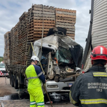 Motorista de carreta morre em engavetamento na BR-381, no Sul de Minas - CBMMG / Divulgação