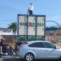 Homem que fechou trânsito em Contagem fazia protesto por demissão de colega - Redes Sociais/Reprodução