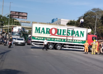 Veículo ficou atravessado na pista -  (crédito: Transcon/Reprodução)