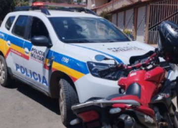 Homem pilotava motocicleta sem capacete porque tinha pintado cabelo -  (crédito: PMMG/Reprodução)