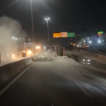 Carreta tomba e interdita BR-381 em Betim - Redes Sociais/Reprodução