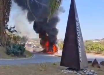 VÃ­deo divulgado pelo Corpo de Bombeiros mostra veÃ­culo totalmente consumido pelas chamas -  (crédito: CBMMG / DivulgaÃ§Ã£o)