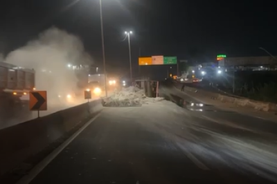 Carreta tomba na BR-381 -  (crédito: Redes Sociais/Reprodução)