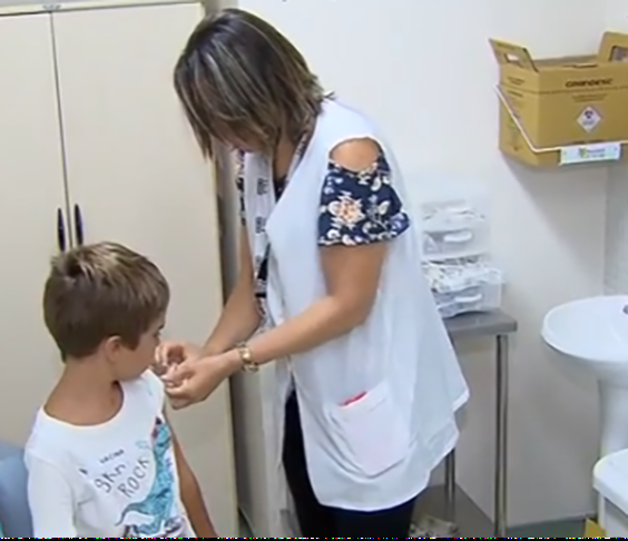 De acordo com o levantamento do Fundo das Nações Unidas para a Infância (Unicef) e da Organização Mundial de Saúde (OMS), o Brasil entrou para uma lista preocupante. Afinal, o país voltou a figurar no ranking de nações com mais crianças não imunizadas no mundo.  -  (crédito: Reprodução TV Record)