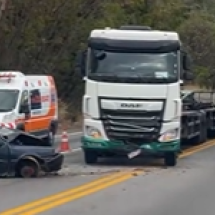 BR-381: batida entre carro e carreta deixa feridos e causa congestionamento - Redes Sociais/Reprodução