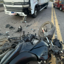 Motociclista bate de frente com caminhão - CBMMG/Divulgação
