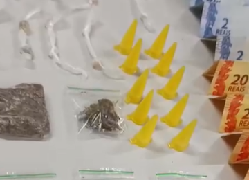 Entre a apreensão, estava drogas e dinheiro vivo  -  (crédito: PMMG/Divulgação)