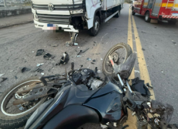 Acidente entre motociclista e caminhão aconteceu em Varginha -  (crédito: CBMMG/Divulgação)