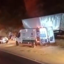 Grande BH: carreta derrama carga e bloqueia BR-381 - Redes Sociais/Reprodução